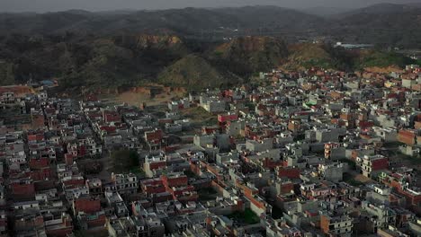 Muchas-Colinas-A-Lo-Lejos-Y-Muchas-Casas-Residenciales-También-Son-Visibles-Alrededor-Donde-Se-Encuentran-Casas-Antiguas.