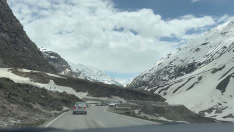 Viele-Touristenautos-Fahren-Und-Viele-Autos-Stehen-Auch-Dort-Und-Alle-Berge