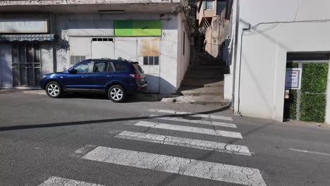 Caminando-Por-La-Encantadora-Antigua-Ciudad-Provenzal-De-Piedra-En-Un-Día-Soleado-Con-Calles-Estrechas-Y-Una-Arquitectura-De-Casa-Peculiar