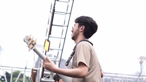 Un-Guitarrista-Indonesio-Tocando-En-Vivo-En-El-Escenario-Con-Una-Guitarra.