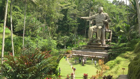 Gigantesca-Estatua-De-Sukarno-En-Medio-De-La-Selva-En-Alas-Wangi-Bali,-Cerca-De-Ubud,-Indonesia