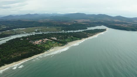 Las-Olas-De-La-Playa-Llegan-A-La-Orilla-Y-Se-Ve-Un-Gran-Complejo