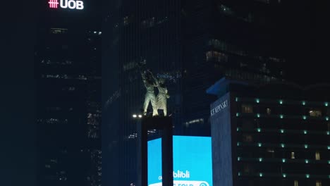 Icónico-Monumento-De-Bienvenida,-Estatuas-De-Personas-De-Bronce