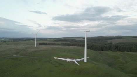 Wind-turbine-blades-to-be-installed-lie-next-to-mast-on-wind-farm