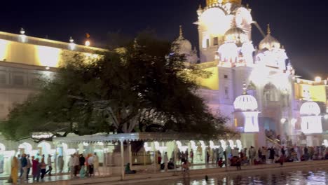 Sri-Harmandir-Sahib-where-many-people-are-going-to-visit-the-temple-at-night,-temple-is-flooded