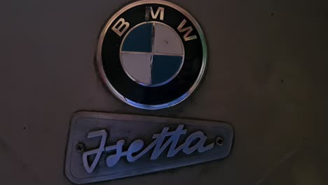 Logo-Des-Kleinstwagens-BMW-Isetta-Moto-Coupé-300-Aus-Den-1950er-Jahren,-Nahaufnahme