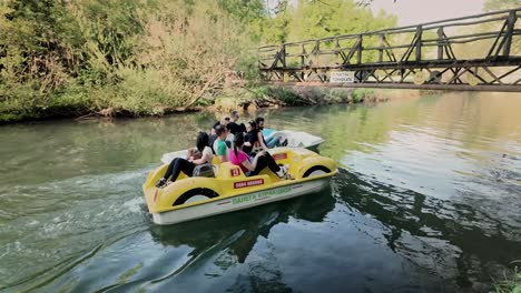 Familien-Genießen-Wasserspaß-Auf-Tretbooten-Auf-Dem-Fluss-Zlatna-Panega