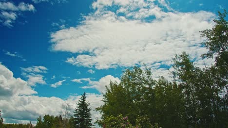 Zeitraffer-Von-Niedrigen-Wolken,-Die-An-Einem-Sonnigen-Tag-über-Eine-Ruhige-Ländliche-Landschaft-Ziehen