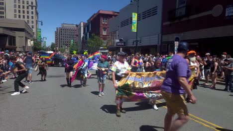 Manifestantes-En-El-Desfile-Del-Orgullo-Gay-De-Portland,-Maine