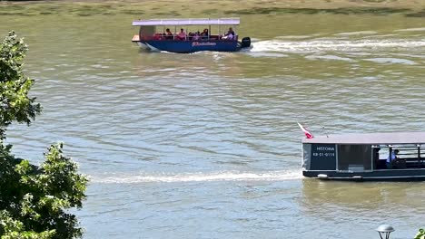 Tourist-boats-along-the-Vistula-River,-Krakow,-Poland