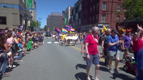 Coro-Gay-De-Maine-Marchando-En-El-Desfile-Del-Orgullo-Gay-Portland,-Maine