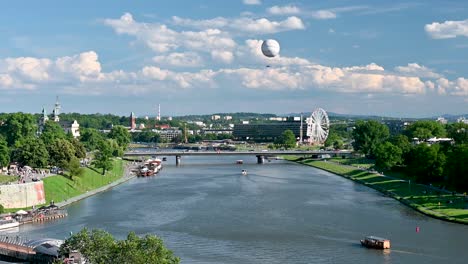 Vista-Hacia-El-Ojo-De-Cracovia-Y-El-Globo-De-Observación,-Cracovia,-Polonia