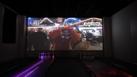 Moderner-Indoor-Bowlingraum-Mit-Großer-Kinoleinwand