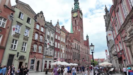 Tower-of-the-town-hall-with-clock-in-Gdańsk-city,-Poland