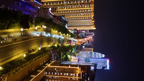 Langsame-Vertikale-Aufnahme-Von-Wohnungen-Und-Einer-Belebten-Straße-In-Der-Innenstadt-Von-Linyi,-China