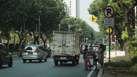 Street-vendor-stall,-customer-service,-urban-highway,-transportation