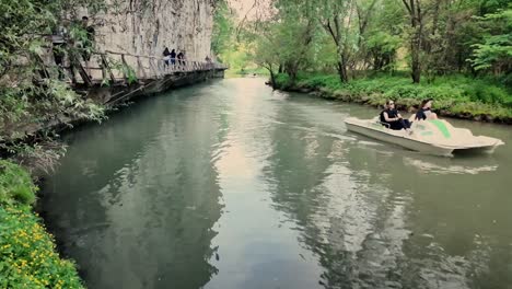 Malerische-Tretbootfahrt-Entlang-Der-Schlucht-Am-Fluss-Zlatna-Panega