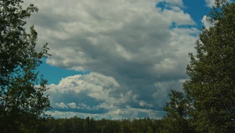 Timelapse-De-Nubes-Bajas-Moviéndose-Sobre-Un-Tranquilo-Paisaje-Rural