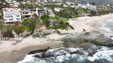 Las-Olas-Rompen-En-La-Playa-Y-Las-Gaviotas-Vuelan-Por-El-Aire.-Panorámica-Aérea-De-Camiones-A-60-Fps.