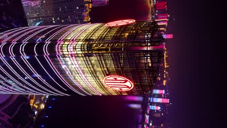 Toma-Aérea-Vertical-De-La-Torre-Internacional-Del-Banco-Citic-En-Changsha-Por-La-Noche