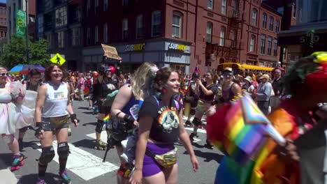 Patinadores-Rodando-En-El-Desfile-Del-Orgullo-Gay-De-Portland,-Maine
