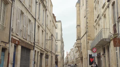 El-Casco-Antiguo-Con-Su-Pequeña-Arquitectura-Callejera-De-La-Rochelle-En-Francia.