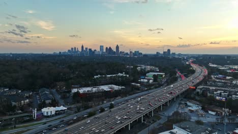 Carreteras-Muy-Transitadas-Durante-Las-Horas-Pico-Al-Anochecer-En-Atlanta,-Georgia