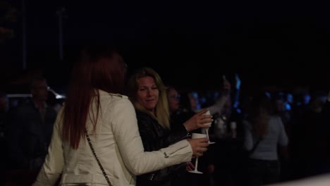 Abendaufnahme-Von-Frauen,-Die-In-Einer-Weinbrennerei-In-Frankreich-Trinken-Und-Tanzen