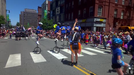 Los-Monociclos-Actúan-En-El-Desfile-Del-Orgullo-Gay-De-Portland,-Maine.