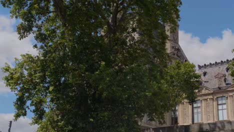 Vista-Desde-El-Sena-Del-Hermoso-Museo-Del-Louvre-En-Un-Día-Soleado-En-París