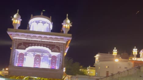 Touristen-Dürfen-Den-Tempel-Besuchen-Und-Der-Tempel-Ist-Von-Wasser-Umgeben