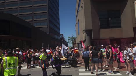 Warten-Auf-Den-Beginn-Der-Gay-Pride-Parade-In-Portland,-Maine