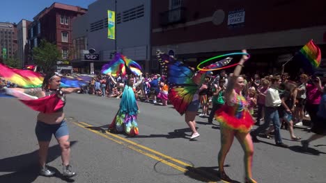 Demonstranten-Mit-Regenbogenfahnen-Bei-Der-Gay-Pride-Parade-In-Portland,-Maine