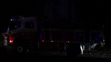 NSW-Feuerwehrauto-Mit-Weitwinkelaufnahme-Und-Blinkenden-Sirenenlichtern-In-Der-Nacht