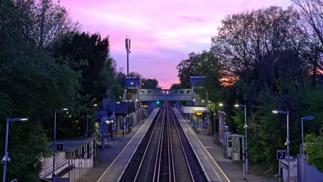 Zeitrafferaufnahme-Des-Sonnenuntergangs-Am-Bahnhof-Im-Südosten-Londons-Nach-Der-Hauptverkehrszeit