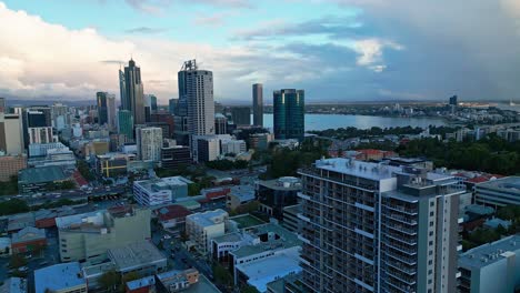 El-Horizonte-De-La-Ciudad-De-Perth-Contra-El-Cielo-Nublado-En-Australia-Occidental,-Australia