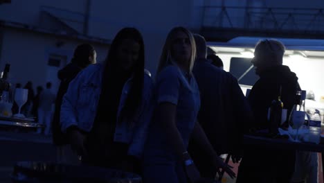 Chicas-Bailando-En-Una-Fiesta-Nocturna-En-Francia.