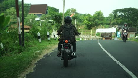 El-Motociclista-Conduce-Una-Motocicleta-Durante-Un-Viaje-Por-Carretera-En-Indonesia.