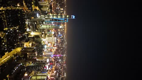 Toma-Aérea-Vertical-Del-Famoso-Horizonte-En-El-Distrito-Financiero-De-Luijiazui-Por-La-Noche