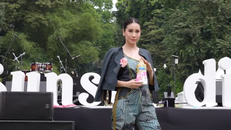 Fashion-Model-Promoting-Liquid-Detergent-Product-At-Sunset-di-Kebun-Concert-Venue-In-Bogor,-Indonesia