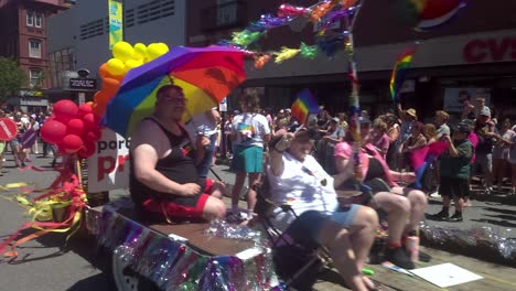 Colorida-Carroza-En-El-Desfile-Del-Orgullo-Gay-De-Portland,-Maine