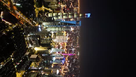 Toma-Aérea-Vertical-Del-Famoso-Horizonte-Iluminado-En-El-Distrito-Financiero-De-Pudong-Luijiazui