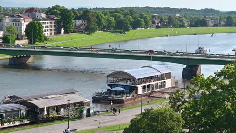 Verkehr-Fährt-über-Die-Meisten-Dębnicki-In-Krakau,-Polen