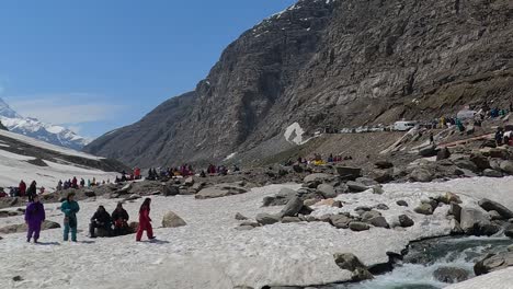 Se-Ven-Muchos-Turistas-En-Manali,-Donde-Se-Ven-Muchas-Montañas-Y-Pequeños-Ríos-Alrededor.