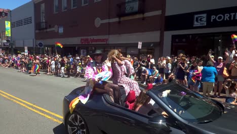 Pareja-En-La-Parte-Trasera-Del-Coche-Convertible-En-El-Desfile-Del-Orgullo-Gay-De-Portland,-Maine