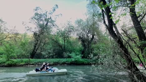 Familias-En-Botes-A-Pedales-Disfrutando-De-Una-Divertida-Carrera-A-Lo-Largo-Del-Río-Zlatna-Panega