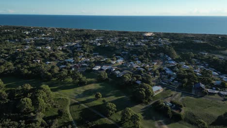 Toma-Aérea-De-La-Ciudad-De-Preston-Beach-Y-El-Océano-Azul-En-El-Fondo