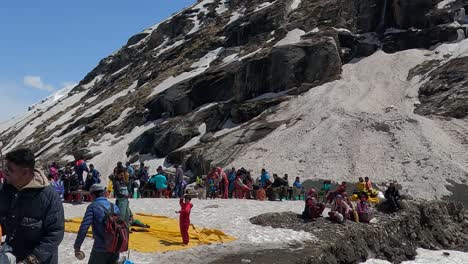 In-Manali-Sieht-Man-Viele-Menschen-Herumlaufen,-Wo-Viele-Leute-Berge-Besteigen