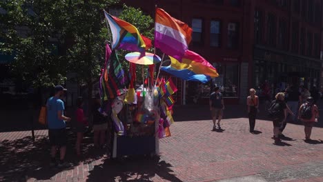 Esperando-El-Desfile-Del-Orgullo-Gay-En-Portland,-Maine