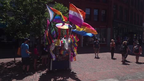 Warten-Auf-Die-Gay-Pride-Parade-In-Portland,-Maine